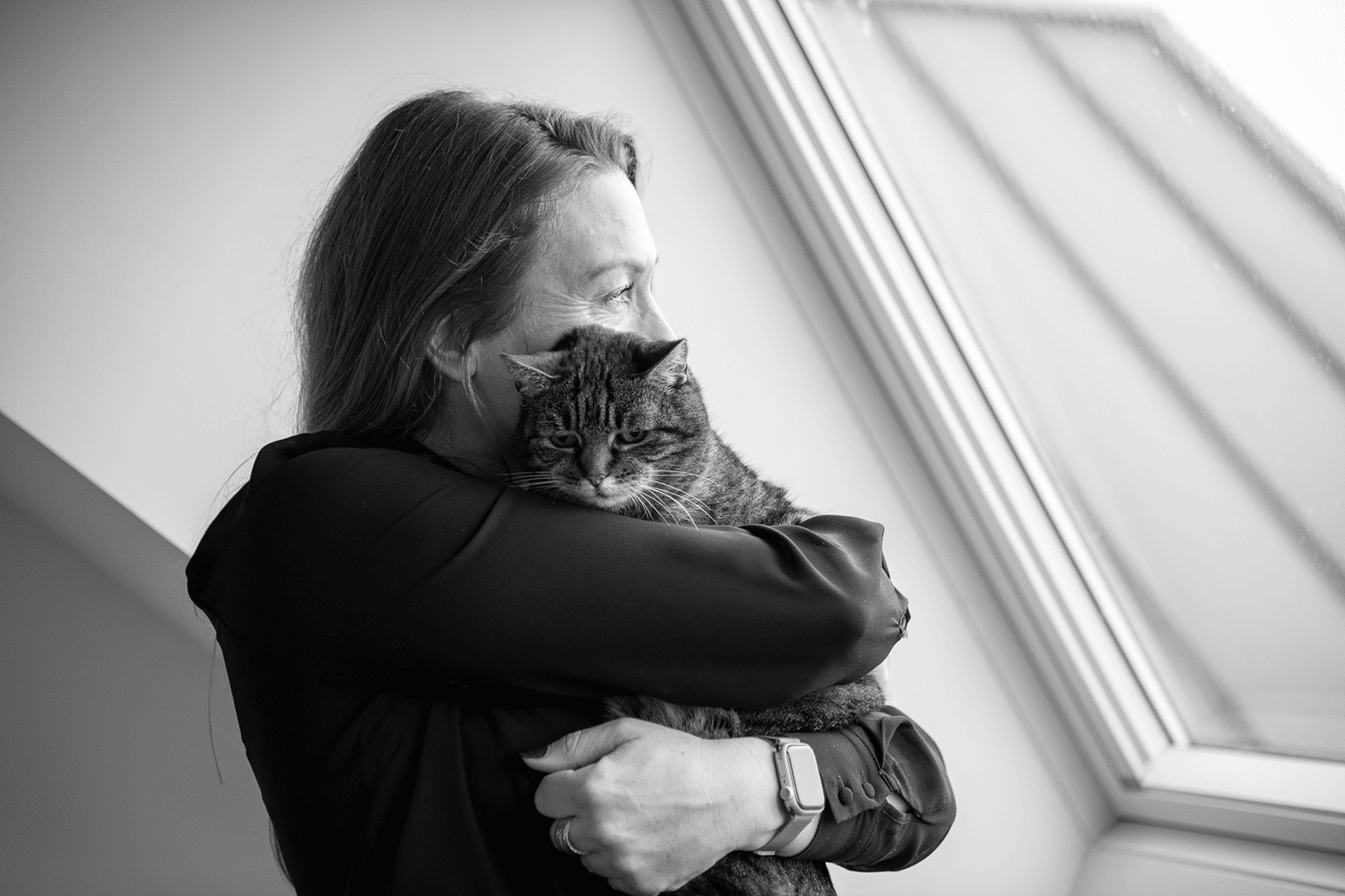 Een vrouw houdt haar kat liefdevol dichtbij